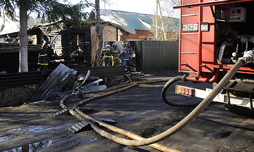 В подмосковном Раменском сгорел корпус психиатрической лечебницы: погибли 36 пациентов и двое медработников. Спасатели нашли тела всех погибших, 29 из них сгорели заживо. Пожарные не смогли прибыть на место сразу из-за закрытой переправы.