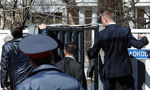 Сотрудники полиции у дома по улице Молокова 35/2, в котором проживает балерина Анастасия Волочкова.