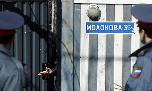 Сотрудники полиции у дома по улице Молокова 35/2, в котором проживает балерина Анастасия Волочкова.