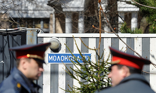 Сотрудники полиции у дома по улице Молокова 35/2, в котором проживает балерина Анастасия Волочкова.