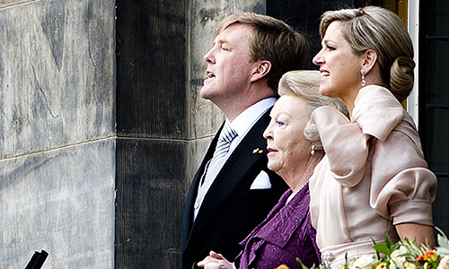 Королева Нидерландов Беатрикс подписала акт об отречении от престола. Таким образом, ее старший сын Виллем-Александр стал королем, а его супруга Максима - королевой. Он стал первым мужчиной на престоле Нидерландов после скончавшегося в 1890 г. Виллема III. Начиная с 1890 г. на голландском троне находились только женщины.