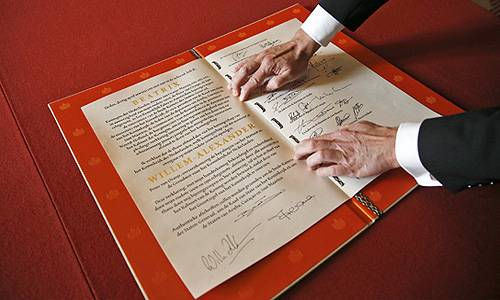 Королева Нидерландов Беатрикс подписала акт об отречении от престола. Таким образом, ее старший сын Виллем-Александр стал королем, а его супруга Максима - королевой. Он стал первым мужчиной на престоле Нидерландов после скончавшегося в 1890 г. Виллема III. Начиная с 1890 г. на голландском троне находились только женщины.