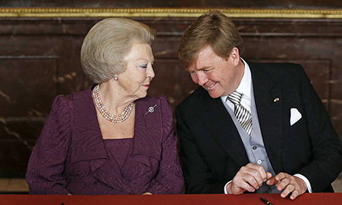 Церемония отречения Беатрикс, прошедшая в королевском дворце в Амстердаме, была короткой и носила формальный характер. Беатрикс, которая теперь носит титул принцессы, сказала подданным: "Я счастлива представить вам вашего нового короля Виллема-Александра". Новый монарх поблагодарил свою мать за "33 волнующих и интересных года".