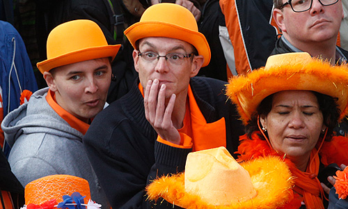 Церемония отречения Беатрикс, прошедшая в королевском дворце в Амстердаме, была короткой и носила формальный характер. После этого все трое с балкона королевского дворца поприветствовали всех собравшихся на столичной площади Дам. Беатрикс, которая теперь носит титул принцессы, сказала подданным: "Я счастлива представить вам вашего нового короля Виллема-Александра". Новый монарх поблагодарил свою мать за "33 волнующих и интересных года".