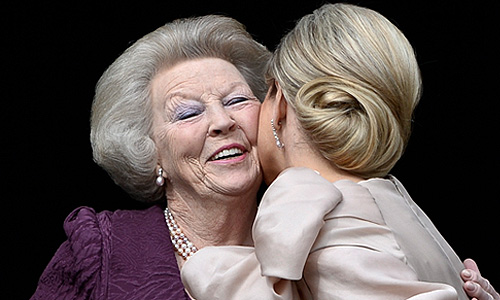 Королева Нидерландов Беатрикс подписала акт об отречении от престола. Таким образом, ее старший сын Виллем-Александр стал королем, а его супруга Максима - королевой. Он стал первым мужчиной на престоле Нидерландов после скончавшегося в 1890 г. Виллема III. Начиная с 1890 г. на голландском троне находились только женщины.