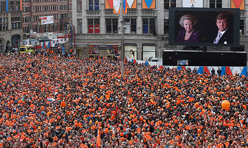 Королева Нидерландов Беатрикс подписала акт об отречении от престола. Таким образом, ее старший сын Виллем-Александр стал королем, а его супруга Максима - королевой. Он стал первым мужчиной на престоле Нидерландов после скончавшегося в 1890 г. Виллема III. Начиная с 1890 г. на голландском троне находились только женщины.