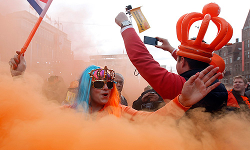 Церемония отречения Беатрикс, прошедшая в королевском дворце в Амстердаме, была короткой и носила формальный характер. После этого все трое с балкона королевского дворца поприветствовали всех собравшихся на столичной площади Дам. Беатрикс, которая теперь носит титул принцессы, сказала подданным: "Я счастлива представить вам вашего нового короля Виллема-Александра". Новый монарх поблагодарил свою мать за "33 волнующих и интересных года".