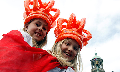 Церемония отречения Беатрикс, прошедшая в королевском дворце в Амстердаме, была короткой и носила формальный характер. После этого все трое с балкона королевского дворца поприветствовали всех собравшихся на столичной площади Дам. Беатрикс, которая теперь носит титул принцессы, сказала подданным: "Я счастлива представить вам вашего нового короля Виллема-Александра". Новый монарх поблагодарил свою мать за "33 волнующих и интересных года".