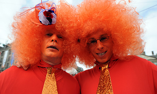 Церемония отречения Беатрикс, прошедшая в королевском дворце в Амстердаме, была короткой и носила формальный характер. После этого все трое с балкона королевского дворца поприветствовали всех собравшихся на столичной площади Дам. Беатрикс, которая теперь носит титул принцессы, сказала подданным: "Я счастлива представить вам вашего нового короля Виллема-Александра". Новый монарх поблагодарил свою мать за "33 волнующих и интересных года".