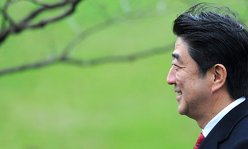 Премьер-министр Японии Синдзо Абэ (на первом плане) во время посадки сакуры в Японском саду Главного ботанического сада им. Н.В. Цицина.