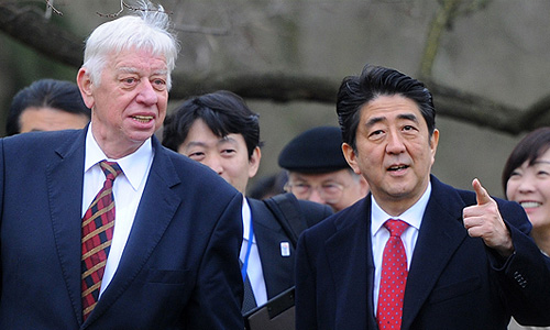 Директор Главного ботанического сада им. Н.В. Цицина Александр Демидов и премьер-министр Японии Синдзо Абэ (слева направо) во время посещения Японского сада Главного ботанического сада им. Н.В. Цицина.