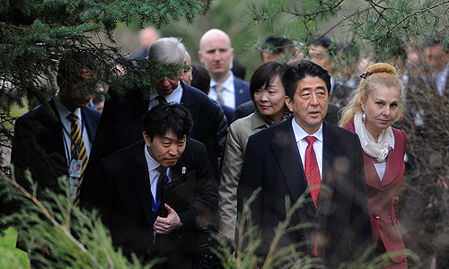 Премьер-министр Японии Синдзо Абэ (на первом плане) во время посещения Японского сада Главного ботанического сада им. Н.В. Цицина.