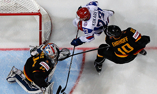 Хоккеисты сборной России одержали вторую победу на проходящем в Финляндии и Швеции чемпионате мира. В воскресном матче, состоявшемся в Хельсинки, россияне выиграли у Германии со счетом 4:1 (0:0, 2:0, 2:1). В составе сборной России три гола провел Илья Ковальчук. Еще одна шайба - на счету Дениса Кокарева, отправившего шайбу в пустые ворота: соперник к тому моменту поменял голкипера на полевого игрока.