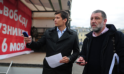 Член комитета ГД по конституционному законодательству и государственному строительству Дмитрий Гудков и журналист Сергей Пархоменко (слева направо) перед началом митинга оппозиции на Болотной площади в поддержку арестованных по "болотному делу".