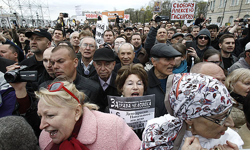 Участники митинга оппозиции на Болотной площади в поддержку арестованных по "болотному делу".