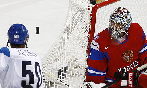 Игрок сборной Финляндии Юхаматти Аалтонен и вратарь сборной России Семен Варламов (слева направо) в матче чемпионата мира по хоккею: Россия – Финляндия.