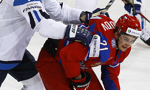 Игроки сборной Финляндии Янне Яласваара и сборной России Андрей Локтионов (слева направо) в матче чемпионата мира по хоккею: Россия – Финляндия.