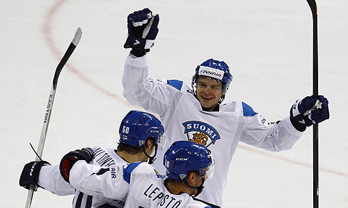 Игроки сборной Финляндии после победы в матче чемпионата мира по хоккею: Россия – Финляндия.