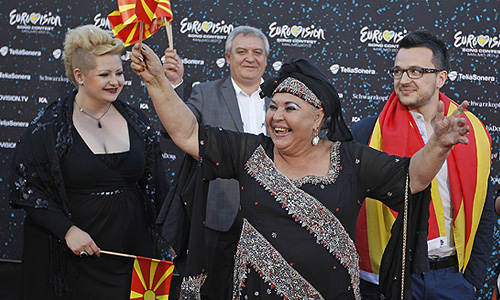 Представители Македонии дуэт Эсме Реджепова (в центре) и Влатко Лозаноски (справа) на церемонии открытия 58-го международного конкурса песни "Евровидение-2013".