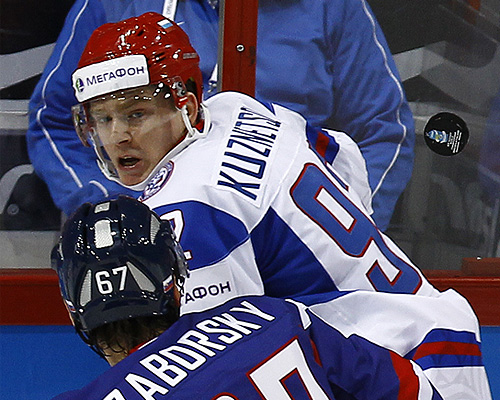 Игроки сборной России Евгений Кузнецов (на втором плане) и Словакии Томаш Заборски (на первом плане) в матче чемпионата мира по хоккею: Словакия - Россия - 1:3.