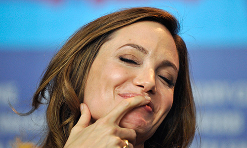 Анджелина Джоли отметила, что решение пойти на удаление груди далось ей не легко, но сейчас она счастлива, что сделала это. Актриса хочет как можно дольше заботиться о своих детях и внуках.