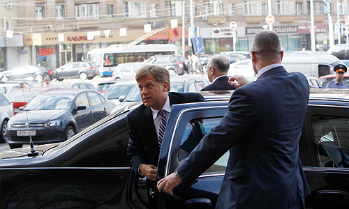 Посол США в России Майкл Макфол, вызванный в МИД РФ в связи с задержанием в Москве сотрудника американской дипломатической миссии, у здания Министерства иностранных дел РФ.