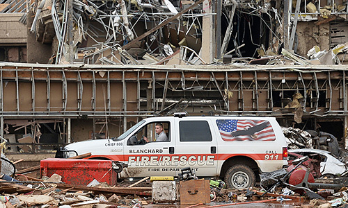 "Согласно шкале торнадо Фудзиты, шторм, поразивший в понедельник Оклахому и соседние штаты, предварительно получил близкую к максимальной категорию F-4. Торнадо такой силы "разрушает укрепленные стены", - пишет ВВС.