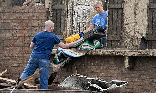 "Согласно шкале торнадо Фудзиты, шторм, поразивший в понедельник Оклахому и соседние штаты, предварительно получил близкую к максимальной категорию F-4. Торнадо такой силы "разрушает укрепленные стены", - пишет ВВС.