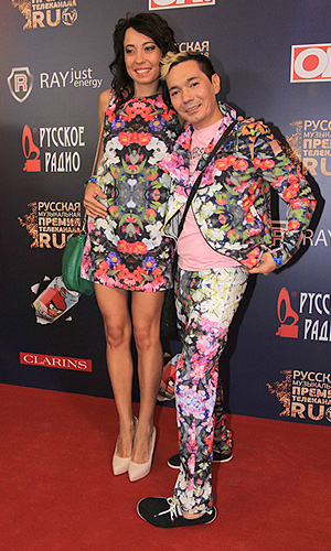 Солист группы "Иванушки International" Олег Яковлев со спутницей на церемонии вручения русской музыкальной премии телеканала RU.TV 2013.