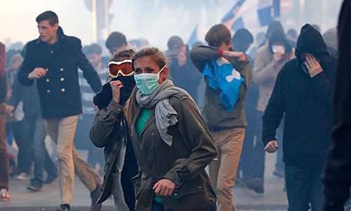 Сотрудники французской полиции задержали 293 человека во время беспорядков, произошедших на акции протеста в Париже против легализации однополых браков, пишет в понедельник газета Le Figaro.