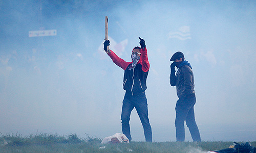 Сотрудники французской полиции задержали 293 человека во время беспорядков, произошедших на акции протеста в Париже против легализации однополых браков, пишет в понедельник газета Le Figaro.