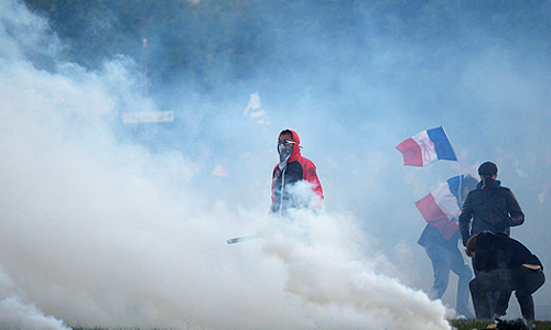 Сотрудники французской полиции задержали 293 человека во время беспорядков, произошедших на акции протеста в Париже против легализации однополых браков, пишет в понедельник газета Le Figaro.