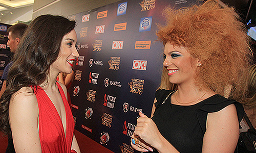 Певицы Виктория Дайнеко и Анастасия Стоцкая (слева направо) на церемонии вручения русской музыкальной премии телеканала RU.TV 2013.