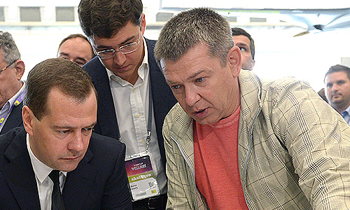 Премьер-министр РФ Дмитрий Медведев, исполнительный директор кластера энергоэффективных технологий фонда "Сколково" Василий Белов перед началом международной конференции для стартапов и инвесторов "Startup Village" в здании Гиперкуба Инновационного центра "Сколково".