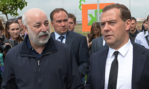 Президент фонда "Сколково" Виктор Вексельберг и премьер-министр РФ Дмитрий Медведев перед международной конференцией для стартапов и инвесторов "Startup Village" у здания Гиперкуба Инновационного центра "Сколково".