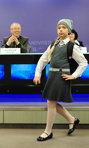 Департамент образования столицы разработал методические рекомендации о порядке установления требований к одежде обучающихся и воспитанников государственных образовательных учреждений. На фото презентация школьной формы, разработанной модельером Вячеславом Зайцевым.