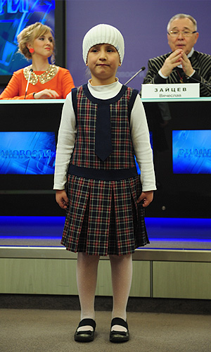 Департамент образования столицы разработал методические рекомендации о порядке установления требований к одежде обучающихся и воспитанников государственных образовательных учреждений. На фото презентация школьной формы, разработанной модельером Вячеславом Зайцевым.