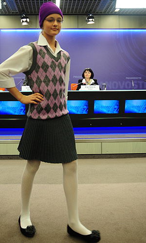 Департамент образования столицы разработал методические рекомендации о порядке установления требований к одежде обучающихся и воспитанников государственных образовательных учреждений. На фото презентация школьной формы, разработанной модельером Вячеславом Зайцевым.