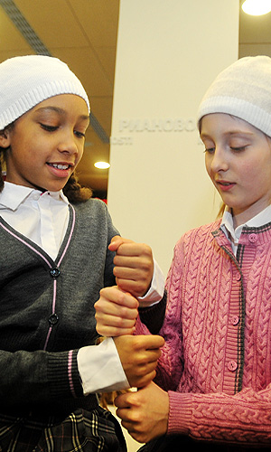 Департамент образования столицы разработал методические рекомендации о порядке установления требований к одежде обучающихся и воспитанников государственных образовательных учреждений. На фото презентация школьной формы, разработанной модельером Вячеславом Зайцевым.