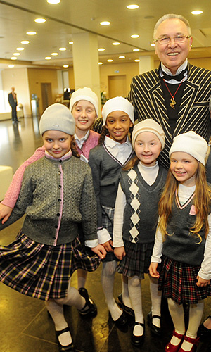 Департамент образования столицы разработал методические рекомендации о порядке установления требований к одежде обучающихся и воспитанников государственных образовательных учреждений. На фото презентация школьной формы, разработанной модельером Вячеславом Зайцевым.