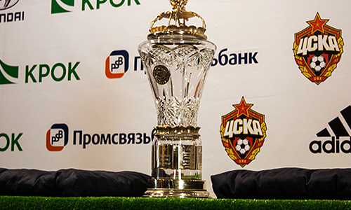 Сначала руководство, тренеры и футболисты встретились с журналистами, а затем на корабле отправились в "Лужники", чтобы встретиться с болельщиками, где для поклонников красно-синих была организована фан-зона.