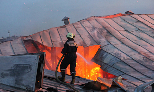 Сообщение о пожаре поступило дежурному в среду в 21:30. Через несколько минут на место прибыли первые пожарные расчеты. В 21:54 пожару был присвоен второй номер сложности, который в дальнейшем был изменен на третий. Горели чердак и кровля.