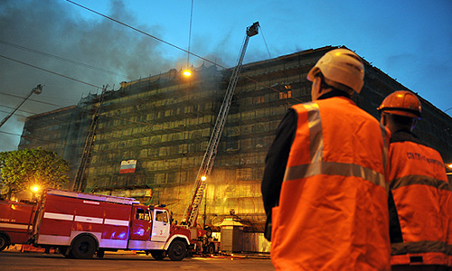 Пожар был локализован в 00:15. Общая площадь огня составила около 2 тыс. кв. м. К тушению пожара были привлечены 33 единицы пожарной техники и около 500 человек личного состава.
