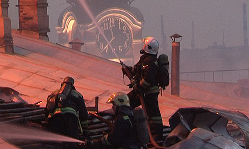 Сообщение о пожаре поступило дежурному в среду в 21:30. Через несколько минут на место прибыли первые пожарные расчеты. В 21:54 пожару был присвоен второй номер сложности, который в дальнейшем был изменен на третий. Горели чердак и кровля.