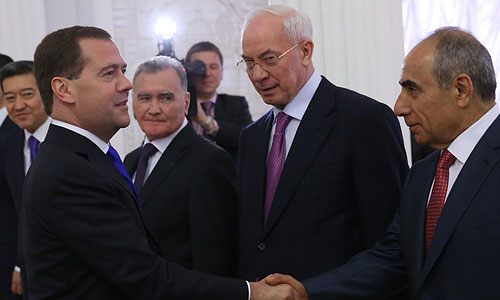 Премьер-министр Казахстана Серик Ахметов, премьер-министр РФ Дмитрий Медведев, премьер-министр Таджикистана Акил Акилов, премьер-министр Украины Николай Азаров и первый вице-премьер Азербайджана Ягуб Эюбов на саммите СНГ.