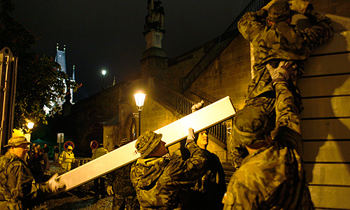 В Чехии из-за наводнения введен чрезвычайный режим на всей территории страны за исключением Пардубицкого края. Жертвами стихийного бедствия в стране стали три человека. По сообщению полиции, они погибли под обломками подмытого водой дома.