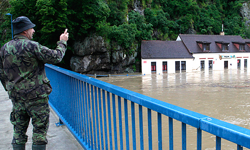 В Чехии из-за наводнения введен чрезвычайный режим на всей территории страны за исключением Пардубицкого края. Жертвами стихийного бедствия в стране стали три человека. По сообщению полиции, они погибли под обломками подмытого водой дома.