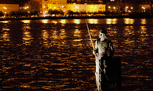 Сложная ситуация сохраняется и в Праге, где прекращено движение на некоторых трамвайных линиях, закрыты несколько станций метро и проводится добровольная эвакуация людей с улиц, прилегающих к набережным реки Влтавы. Закрыта автомагистраль между Прагой и городом Брно, которая далее связывает Чехию со Словакией и Австрией. На работы по сдерживанию воды и ликвидацию последствий наводнения призваны спасатели и военные.