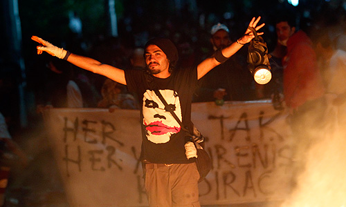 Минувшей ночью полиция сняла оцепление площади Таксим в Стамбуле, освободив ее для демонстрантов. Протестующие отметили свою победу, подняв шум, стуча кастрюлями и сковородками и перекрыв автомобильное движение. В то же время в Анкаре и Стамбуле произошли столкновения демонстрантов с полицией. Полицейские применили слезоточивый газ и водометы, чтобы разогнать группу в примерно 1 тыс. человек, направлявшуюся к резиденции Эрдогана, в результате чего свыше ста человек получили ранения.