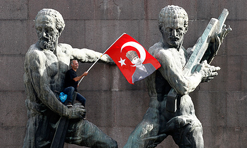 Противники планов властей заявляют, что парк Гези - одно из немногих зеленых мест в центре Стамбула. Как отмечает BBC, то, что начиналось как акция экологов местного значения, быстро вылилось в недовольство всей политикой турецкого премьера и правящей партии.